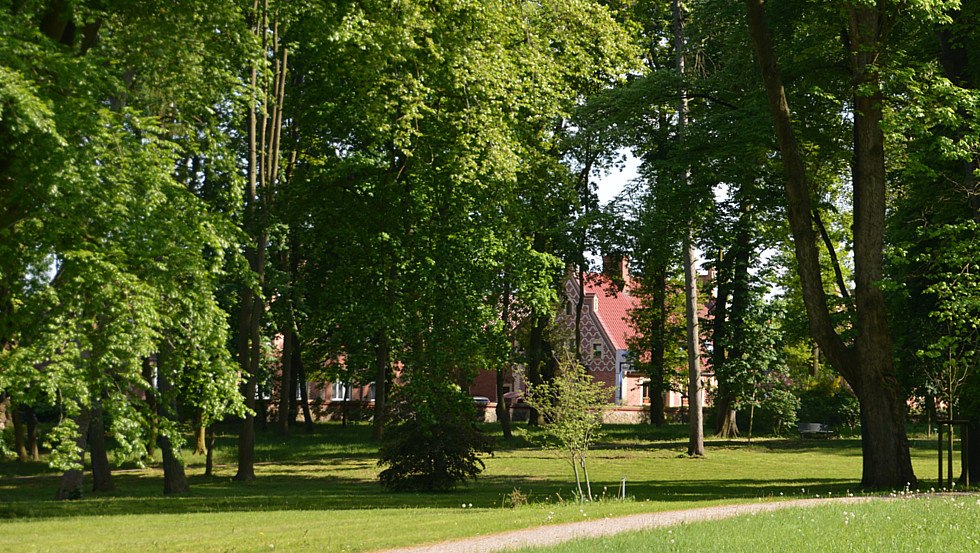 Blickachse zum Landarbeiterhaus im englischen Stil, © Tourismusverband Mecklenburg-Schwerin