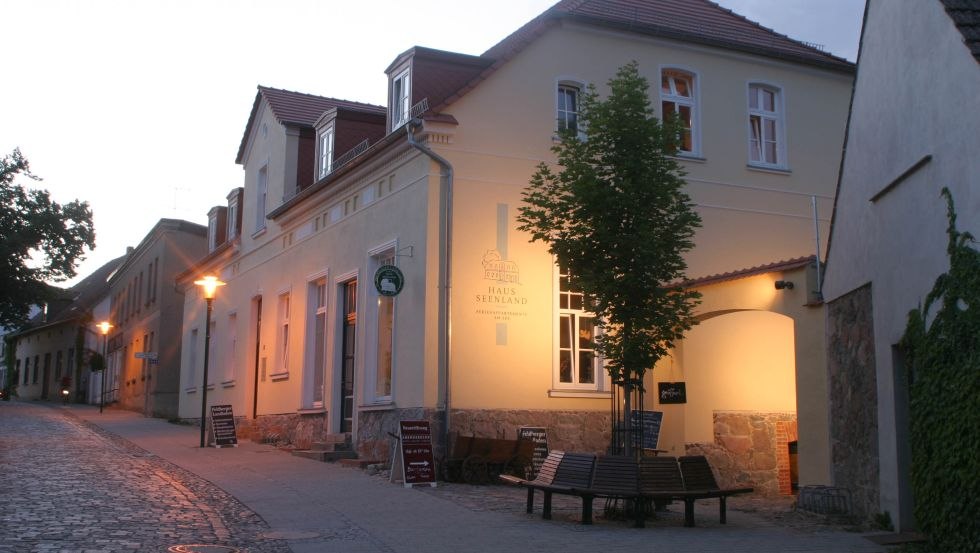 Das behutsam sanierte Herrenhaus liegt im historischen Ortskern von Feldberg, © Galeo Design/Schwesinger