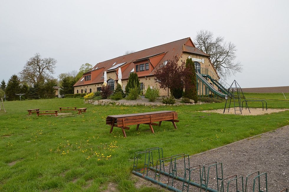 Sicht auf Spielplatz, Grillstelle und Radlerrast, © Schittko