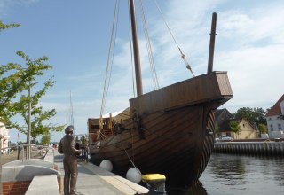 Fiedel Schulz heißt die Kogge im Stadthafen Seebad Ueckermünde willkommen, © Uta Sommer