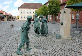 Anstelle des alten Brunnens stehen jetzt drei Bronzefiguren., © Gabriele Skorupski