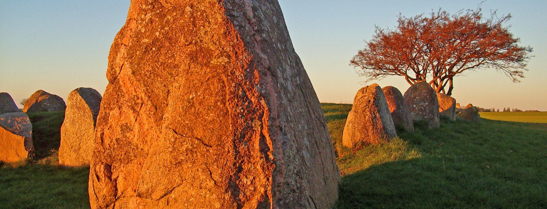 Imposantes Megalithgrab am Meer, © Archäo Tour Rügen