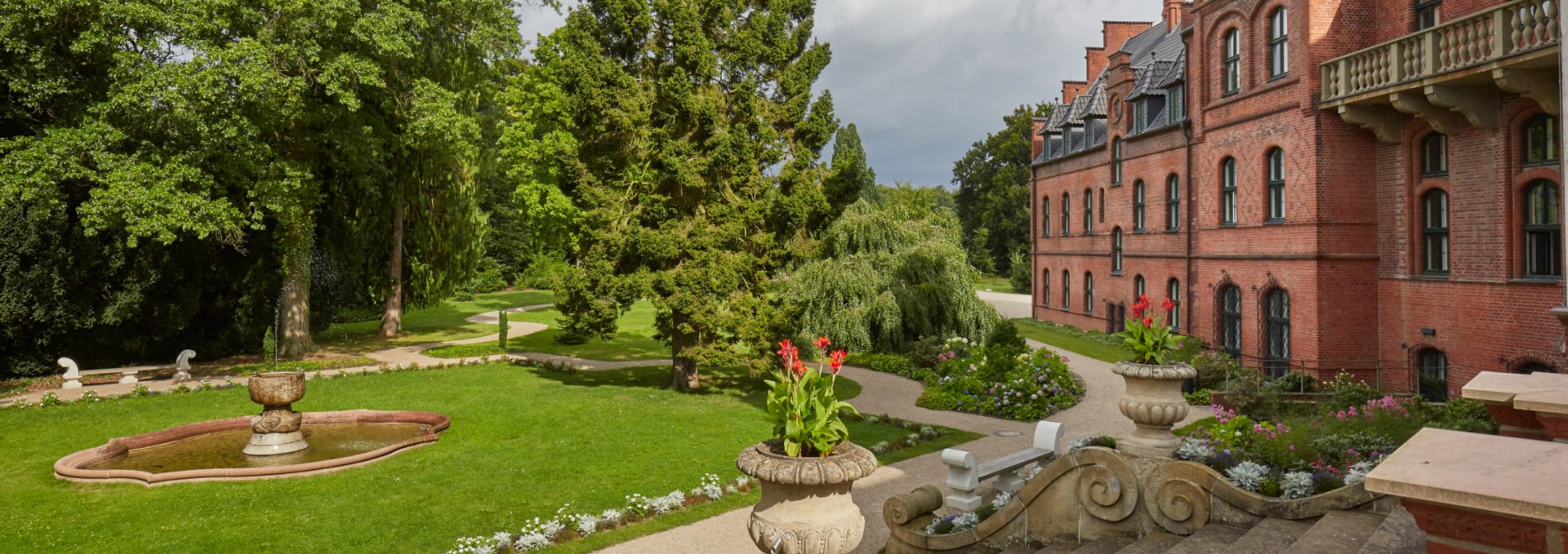 Vorplatz mit Freitreppe auf Schloss Wiligrad, © SSGK MV / Thomas Grundner