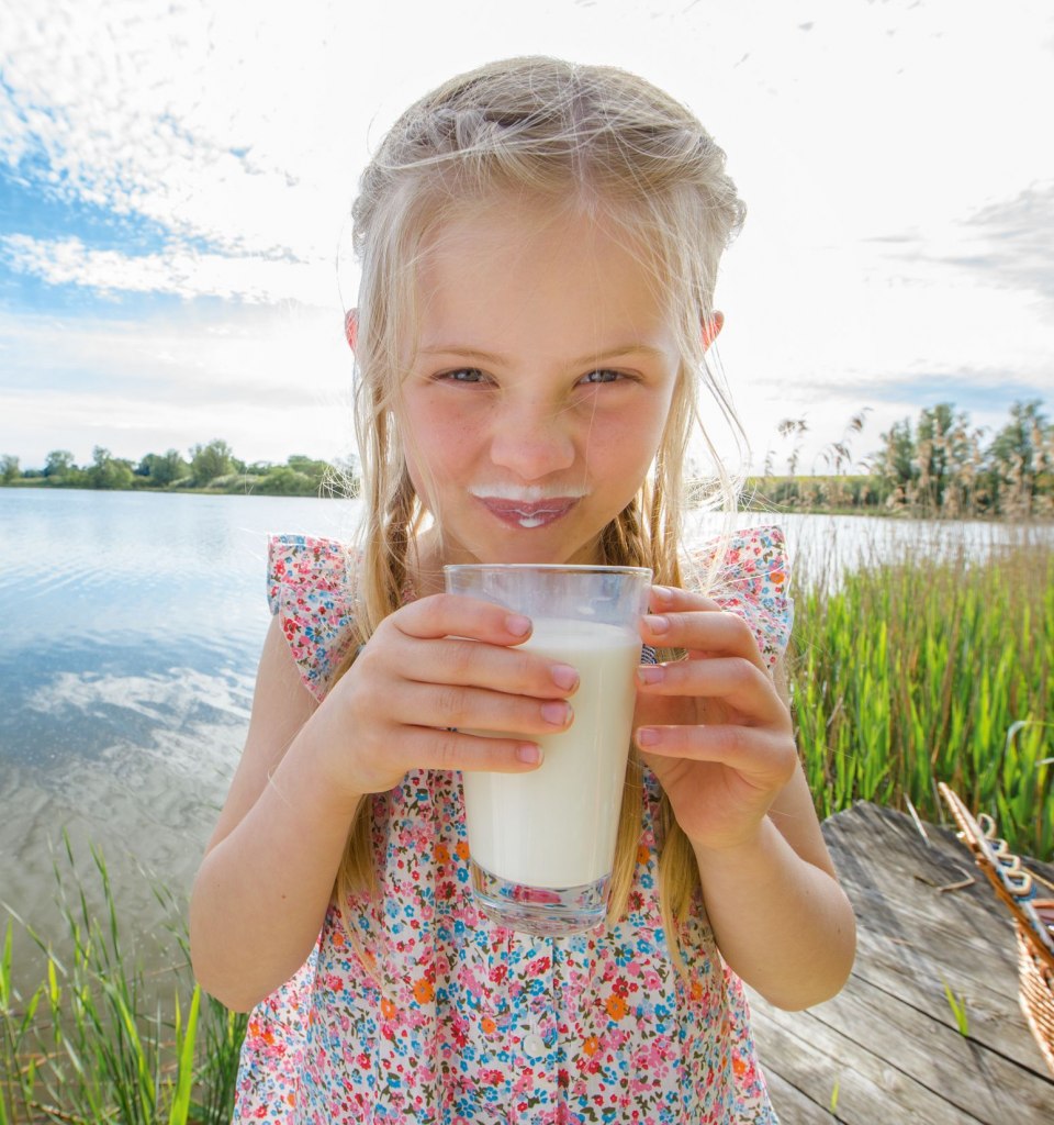 Mädchen trinkt ein frisch gezapftes Glas Milch, © TMV/outdoor-visions.com