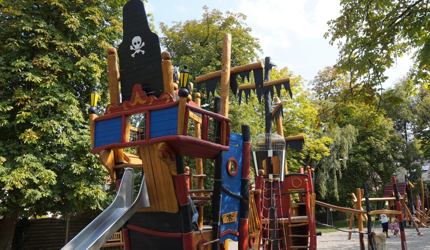 Piratenkogge auf dem Spielplatz, © Cindy Wohlrab / KVW Wustrow