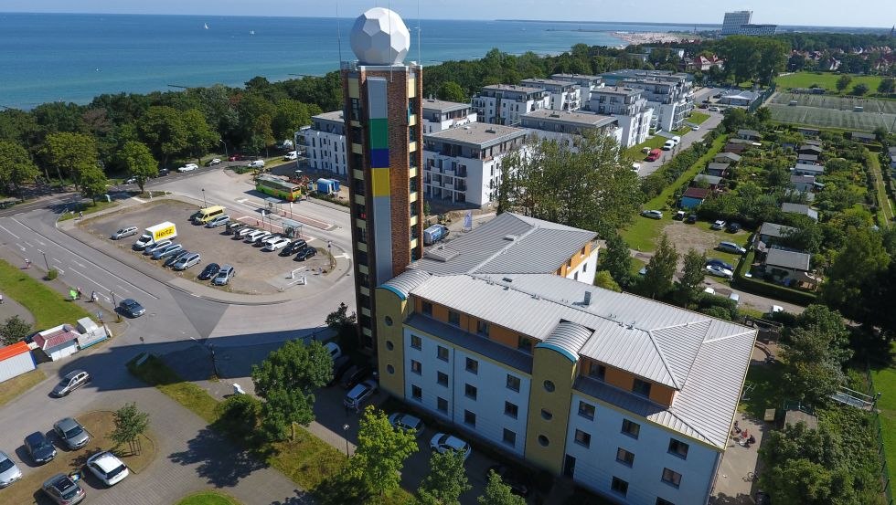 Die Jugendherberge Warnemünde liegt direkt am Strand im beliebten Ostseebad., © DJH MV