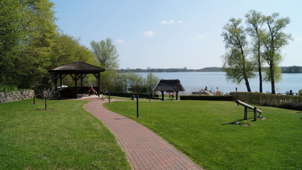 Garten mit Grillplatz und Pavillon, © Fischhaus am Schaalsee