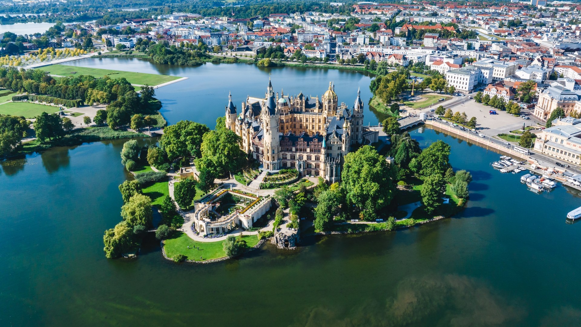 Auch aus der Vogelperspektive ist das Schweriner Schloss mit seinem barocken Schlossgarten eine wahre Schönheit. Dennoch sollte man sich die inneren Werte auf gar keinen Fall entgehen lassen., © TMV/Gross