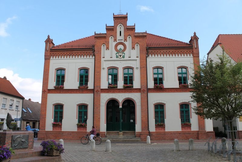 Das Rathaus auf dem Marktplatz in Krakow am See, © Touristinformation Krakow am See