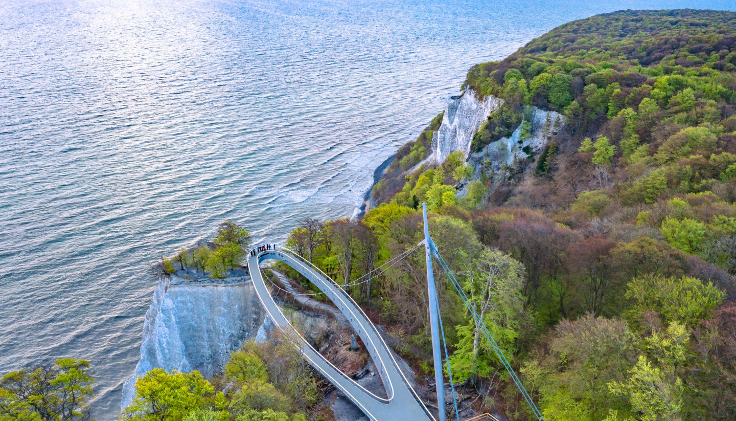 Der Skywalk im Nationalpark Zentrum Königsstuhl mit Blick über die Kreidefelsen und die Ostsee auf der Insel Rügen.