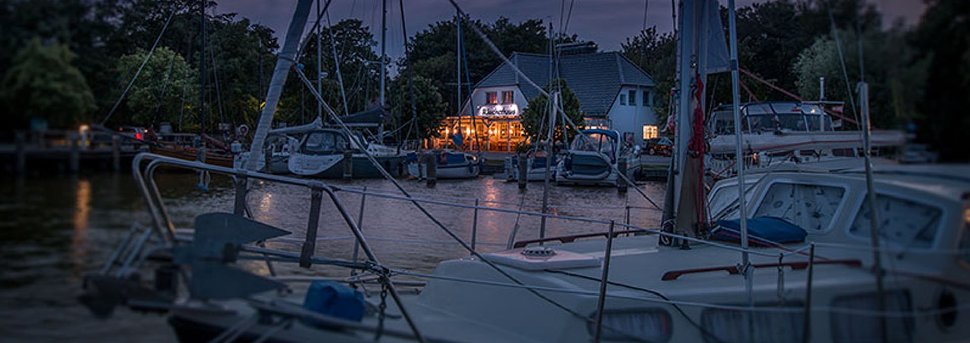 Das Räucherhaus Ahrenshoop bei Nacht, © Peter von Stamm