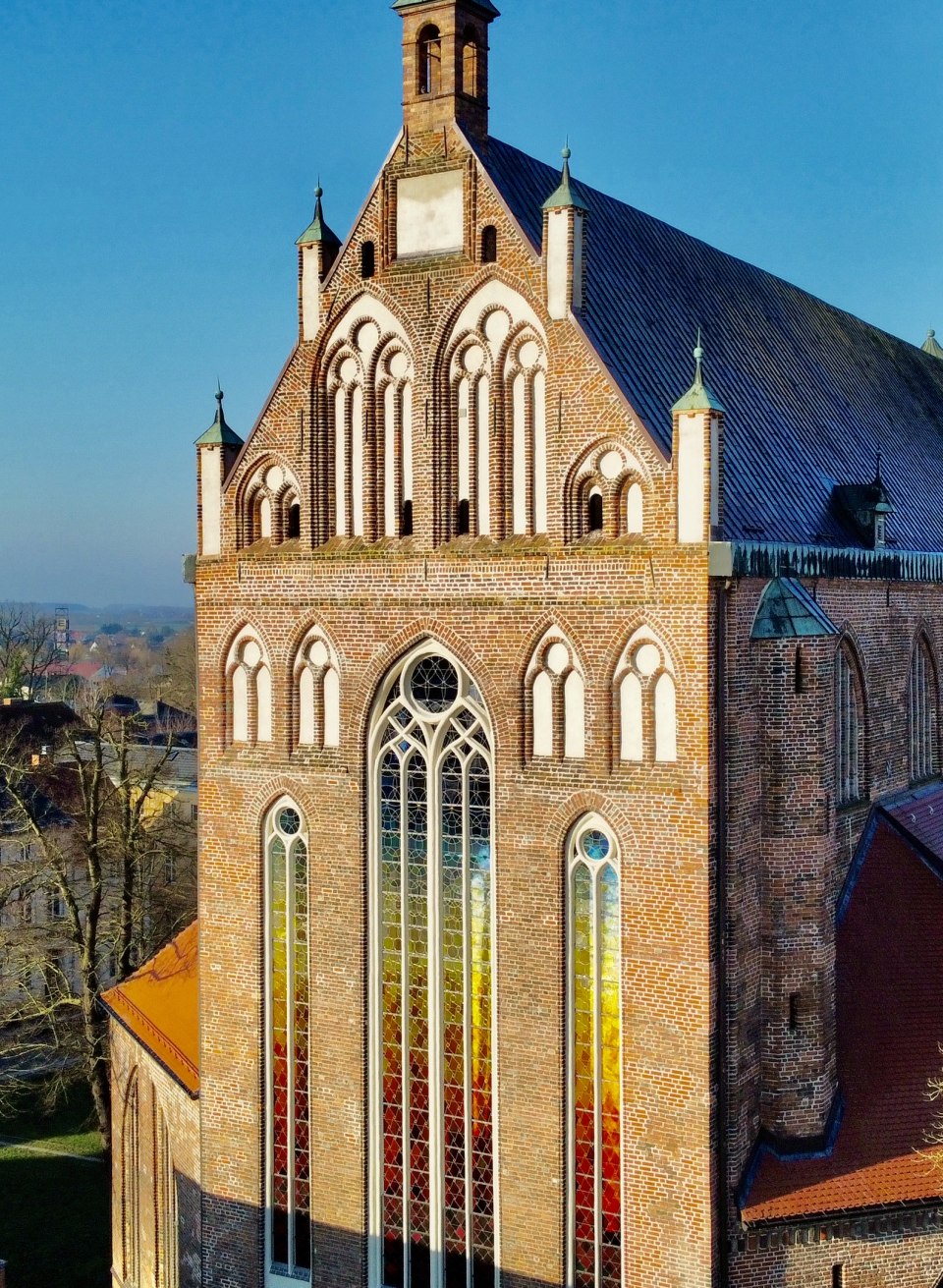 Der Dom St. Nikolai in Greifswald mit bunten Fenstern als Lichtkunst.