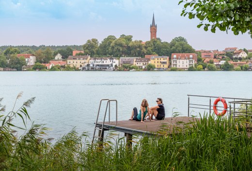 bietet einen herrlichen Blick auf den Haussee., © TMV/Tiemann