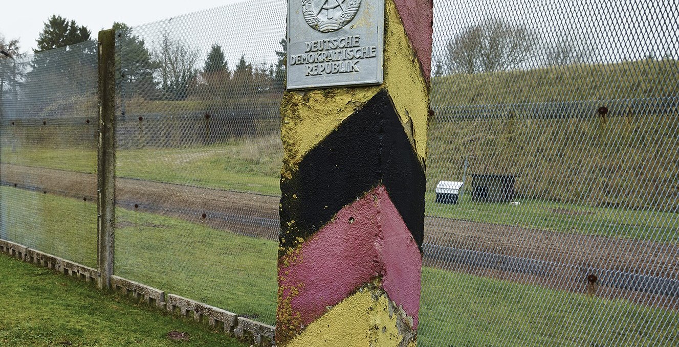 Auf dem Außengelände vom Grenzhus ist ein Grenzabschnitt aus originalen Objekten rekonstruiert., © Grenzhus Schlagsdorf