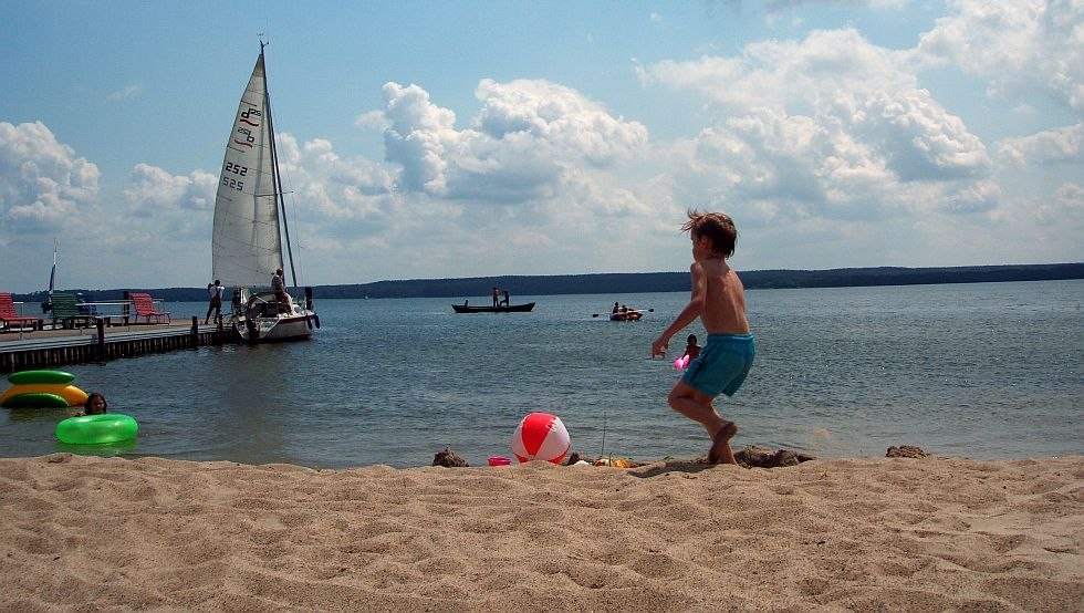 Badestrand mit Buddelsand und Seebrücke, © Timo Weisbrich