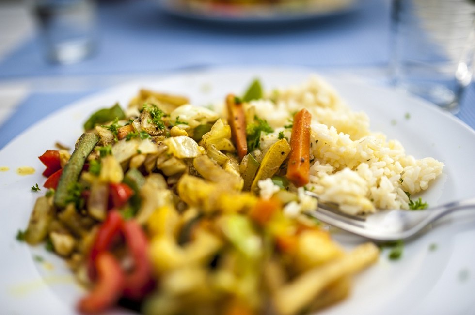 Lecker vegetarisch und mit Liebe ausgesucht genießen Sie die Speisen am gedeckten Tisch zum Frühstück und/oder Abendessen, © Vistrad Marek Kowalczyk