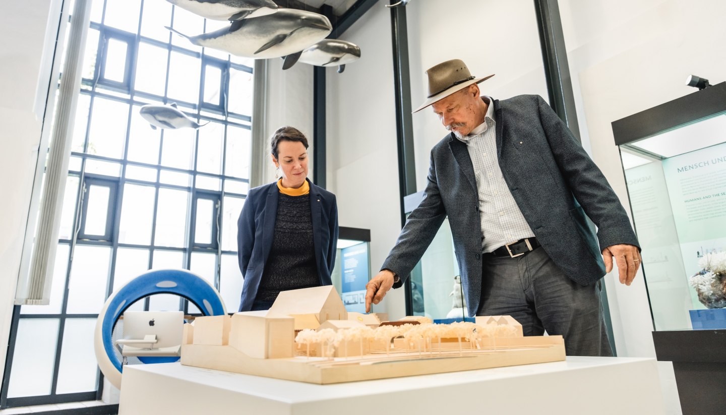 Dr. Maren Heun und Andreas Tanschus am Modell des Katharinenklosters, das alle Sanierungsmaßnahmen anschaulich zeigt. , © TMV/Gross