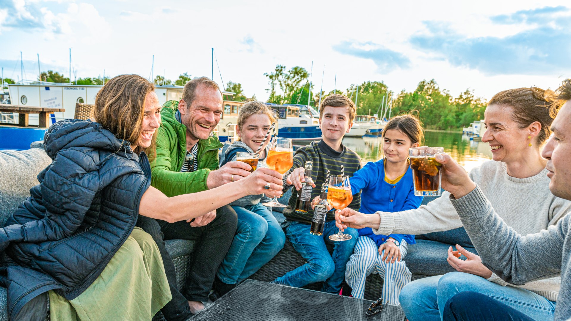 Schöner Ausklang in der Pirate’s Bar: Mit den Füßen im Sand stoßen die beiden befreundeten Familien auf den tollen Urlaub an., © TMV/Tiemann