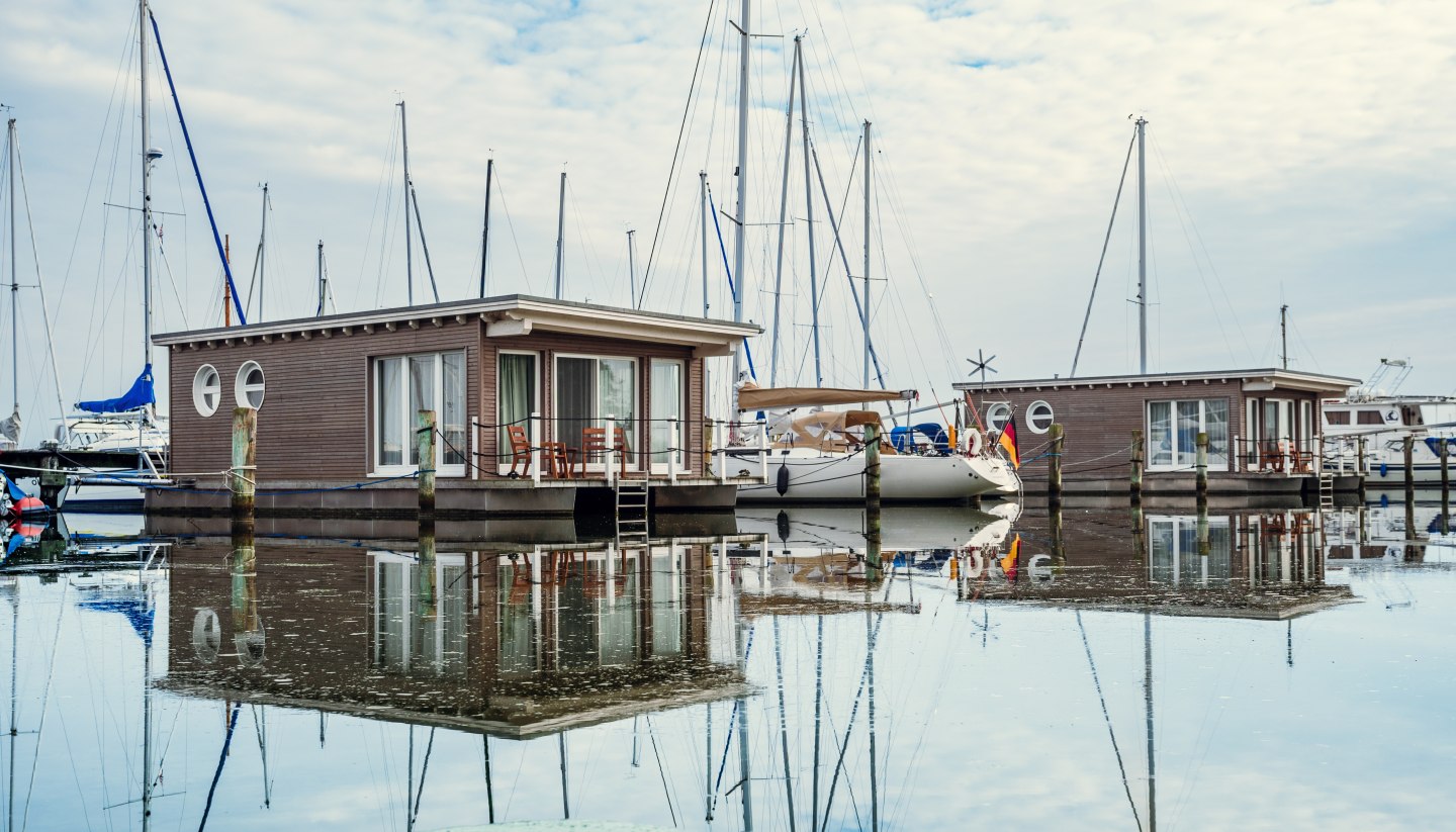 Die im Stil von Hausbooten konstruierten Suiten sind fest verankert., © TMV/Tiemann