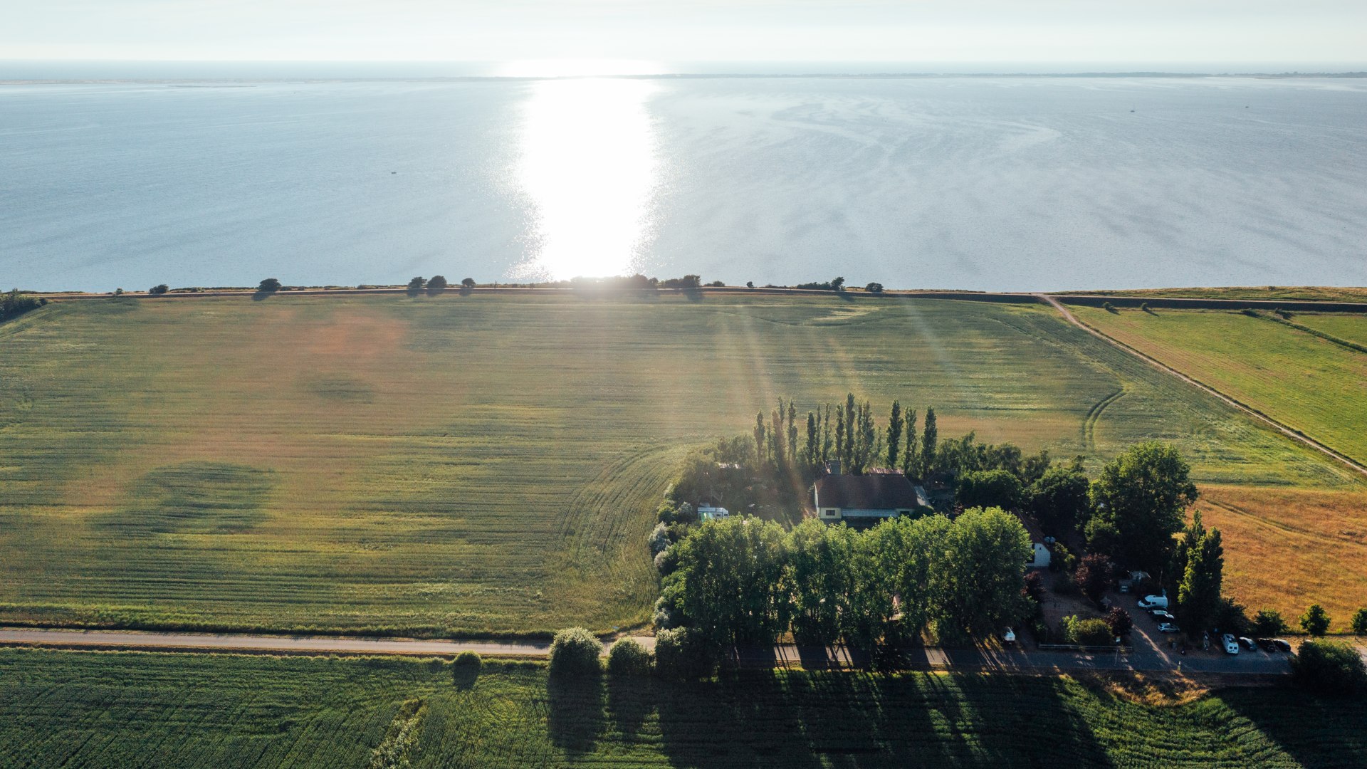 Direkt neben dem Kitespot – das Rügen-Surfhostel mit Blick auf den Sonnenuntergang., © TMV/Gänsicke