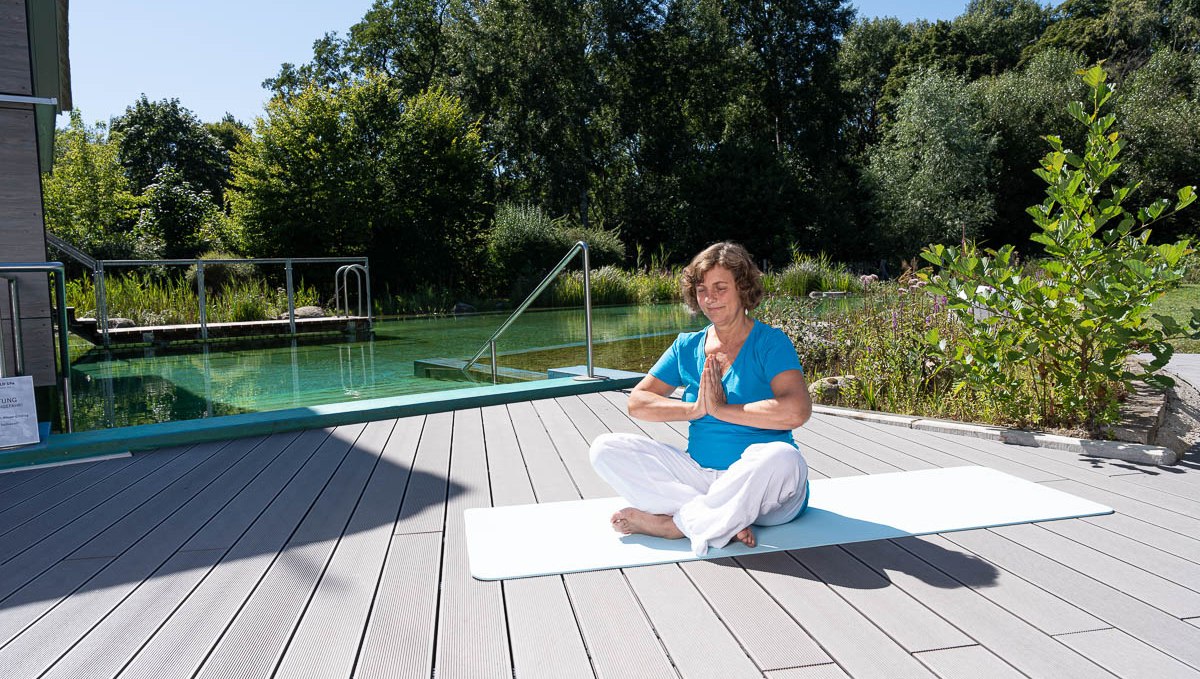 Yogalehrerin im WALD SPA des BEECH Resort Plauer See, © BEECH Resort Plauer See