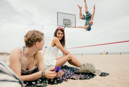 Slackline am Strand bei Sonne, © TMV/Timo Roth