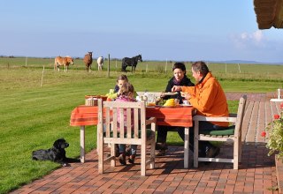 Rügen-Ferienhof: Frühstück auf der Terrasse, © Rügen-Ferienhof