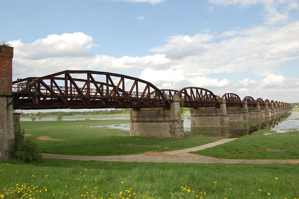 Die Brückenbögen über der Elbe erinnern an die einstige Bahnlinie, die zum Ende des 2. Weltkrieges zerstört wurde., © Gabriele Skorupski