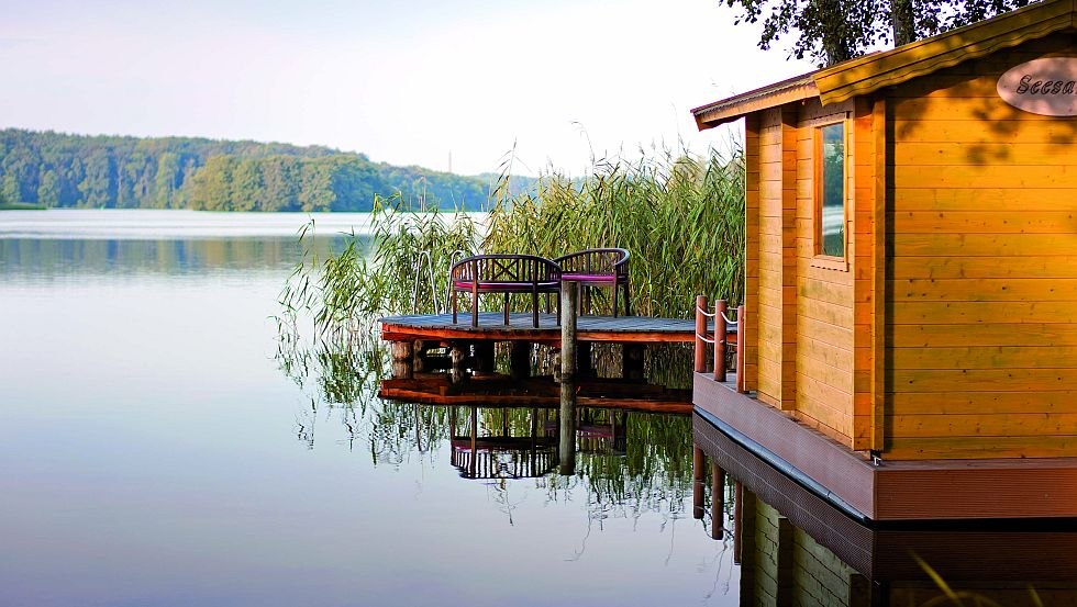 Ein Saunavergnügen der ganz besonderen Art: die schwimmende Seesauna mit Badesteg, © Seehotel Frankenhorst