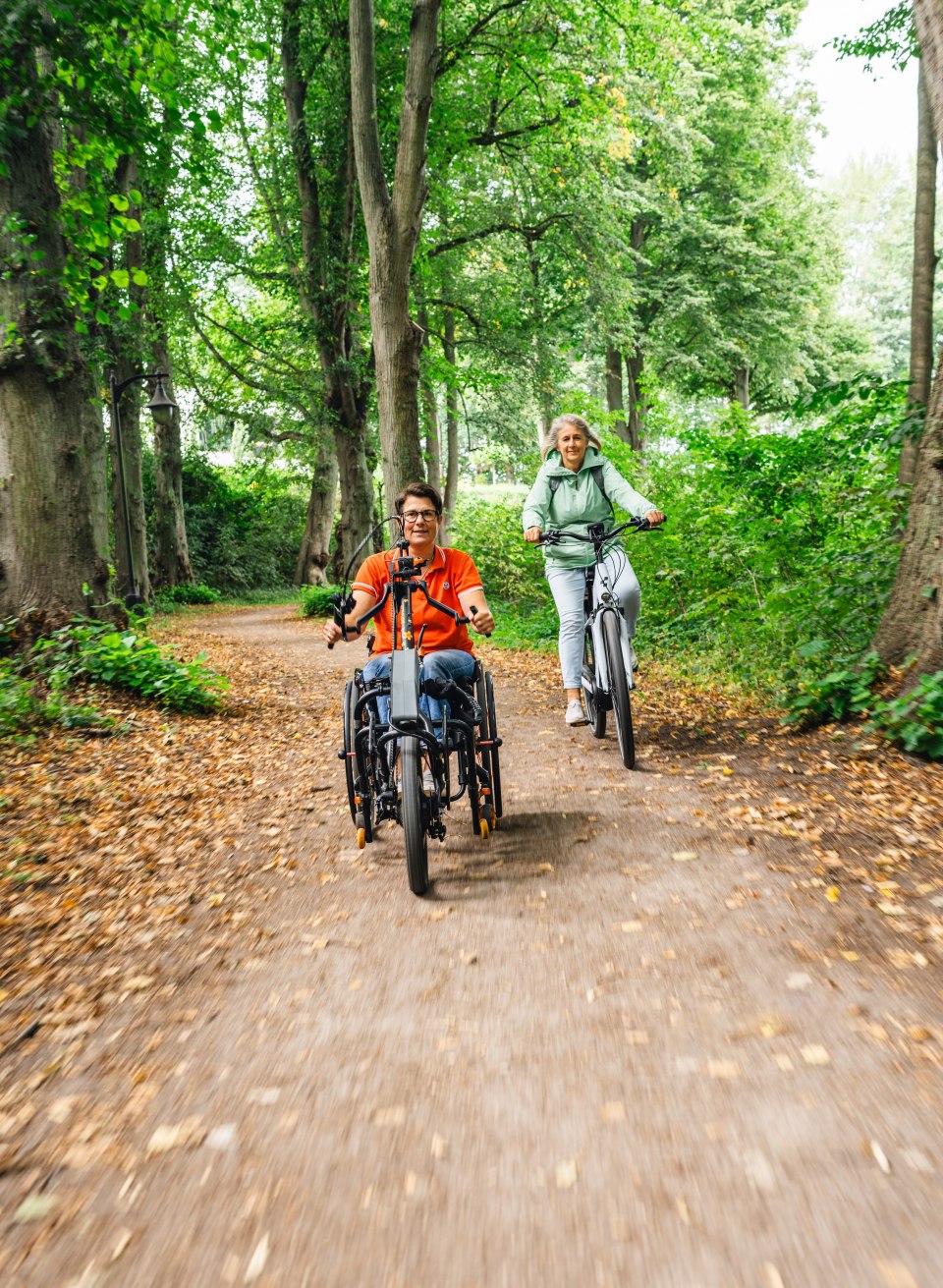 Dank elektrischem Handbike ist Kerstin auch an Land zügig unterwegs., © TMV/Gross