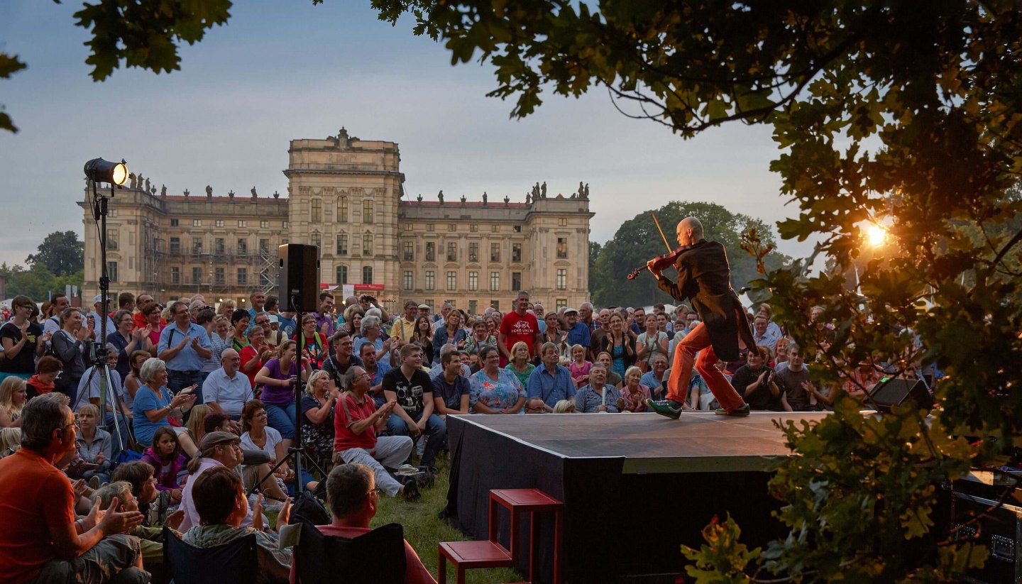 Der barocke Schlosspark von Ludwigslust ist seit 1995 jedes Jahr im August der Hauptdarsteller, wenn auf über 20 Bühnen internationale Künstler zu erleben sind. Mit Artistik und Akrobatik, Comedy und Clownerie, Masken und Marionetten, Puppenspiel und Pantomime unterhalten und verzaubern sie das Publikum. , © TMV/Grundner