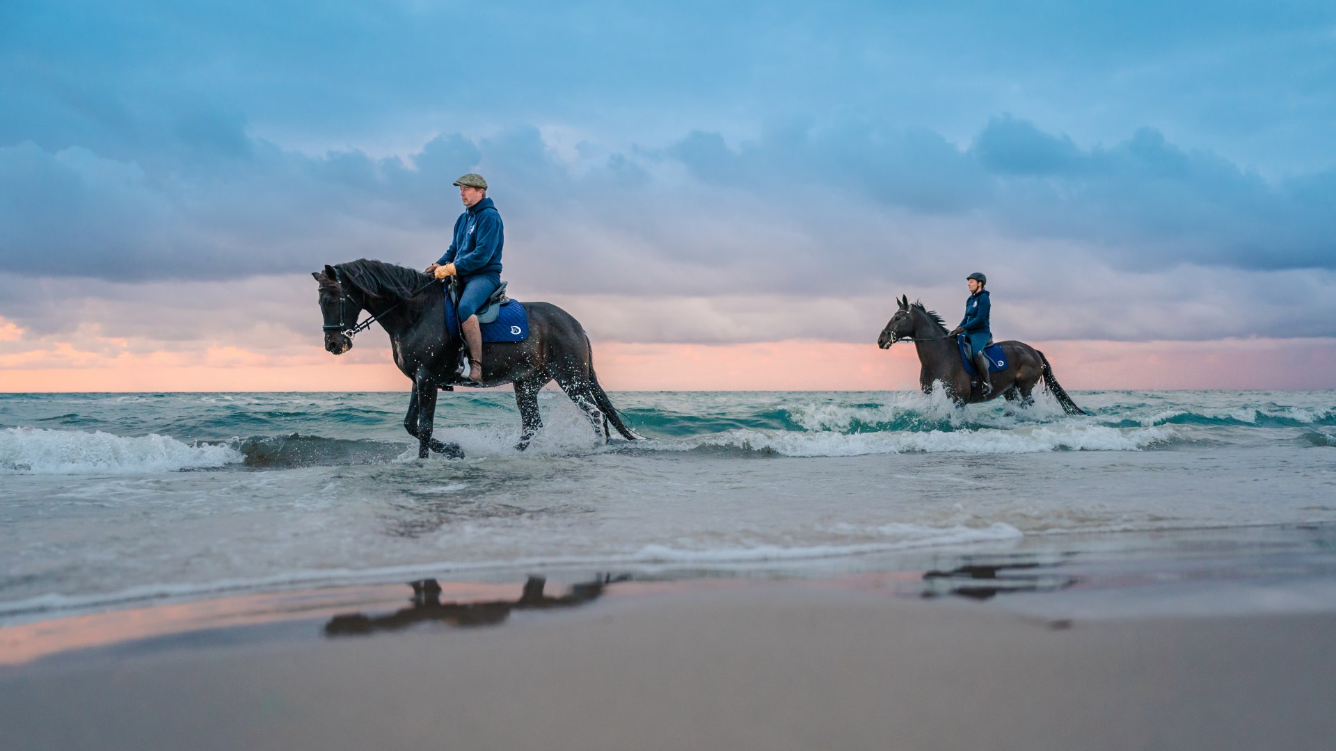 Strandreiten zum Sonnenuntergang an der Ostsee auf der Halbinsel Fischland-Darß-Zingst, © TMV/Tiemann