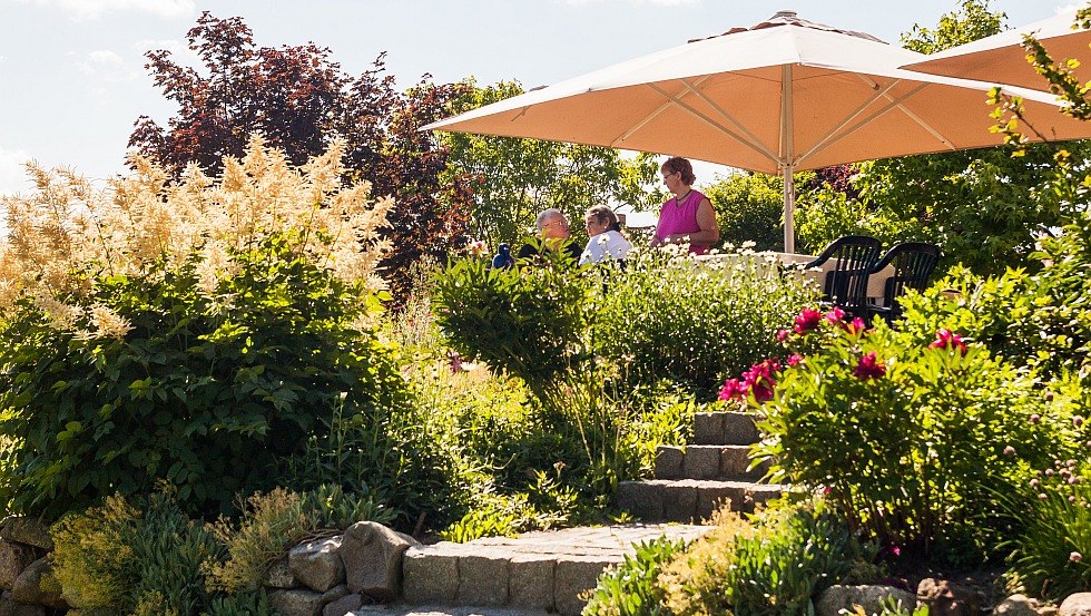 Gäste beim Frühstück auf der sonnigen Terrasse am Haus, © Gutshaus Barkow