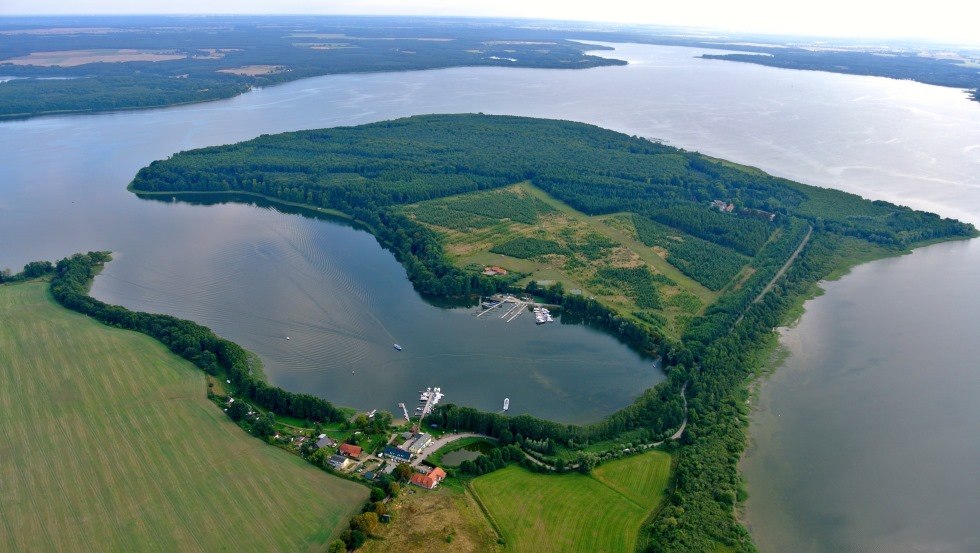 Luftbild des Fischereibetriebes mit Ferienhäusern, © Fischerei und Räucherei Alt-Schwerin/Dietmar Bürth