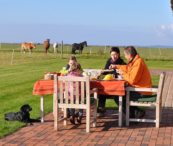 Rügen-Ferienhof: Frühstück auf der Terrasse, © Rügen-Ferienhof