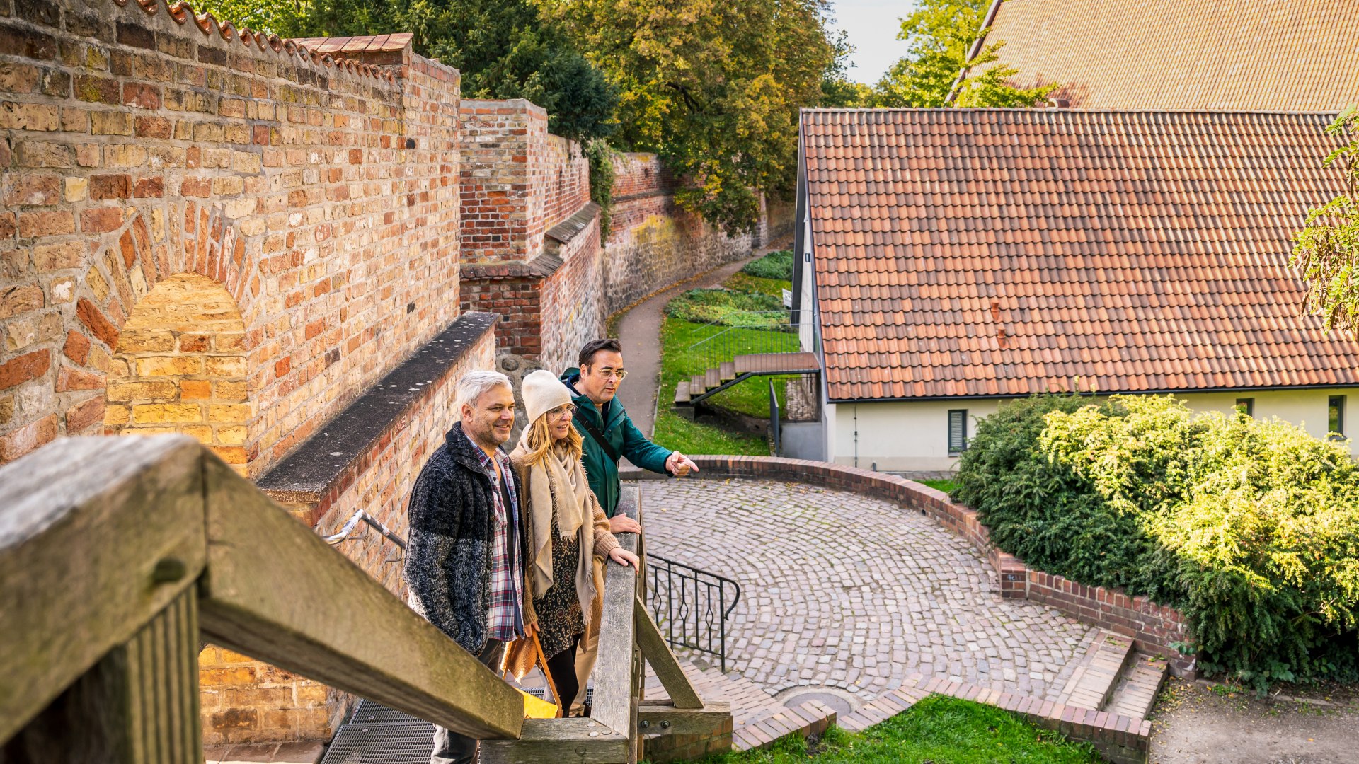 lernen Gäste auch Sehenswürdigkeiten Rostocks kennen – hier die alte Stadtmauer, © TMV/Tiemann