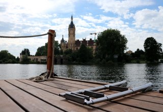 Das prächtige Schloss in Schwerin von der Wasserseite aus bestaunen, © TMV/S. H. Witzel