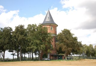 Gut versteckt hinter Bäumen ist der Wasserturm zunächst kaum zu sehen., © Gabriele Skorupski