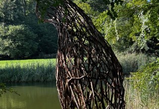 LandArt Skulptur von Frank Nordiek auf der Liebesinsel im Schlosspark Pansevitz, © Rolf Kammann