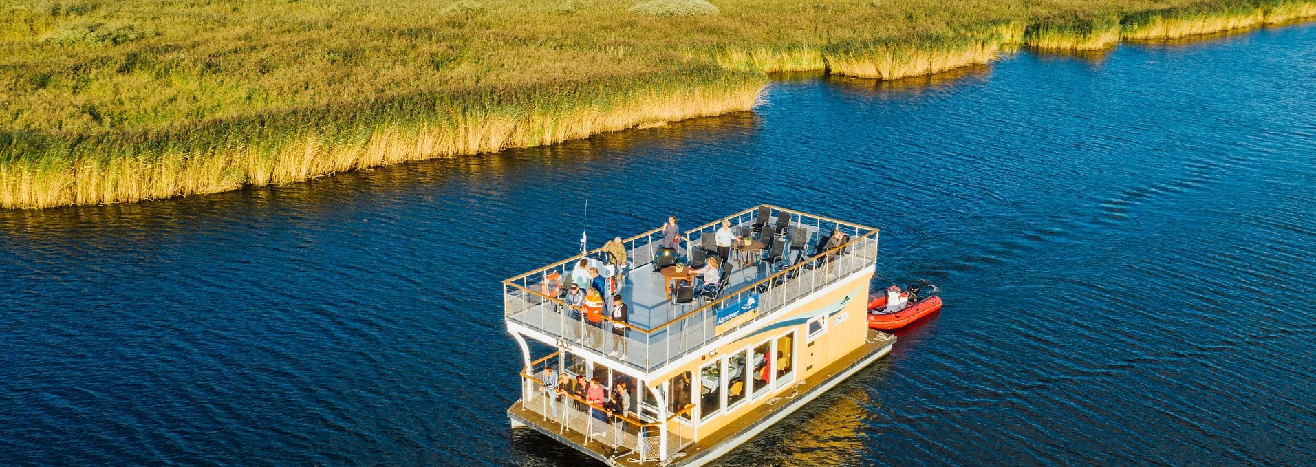 Flüsterleise ist das Hybridschiff „Ida vom Peendamm“ in der Saison täglich zu Touren im wildromantischen Peenetal unterwegs., © Esslinger