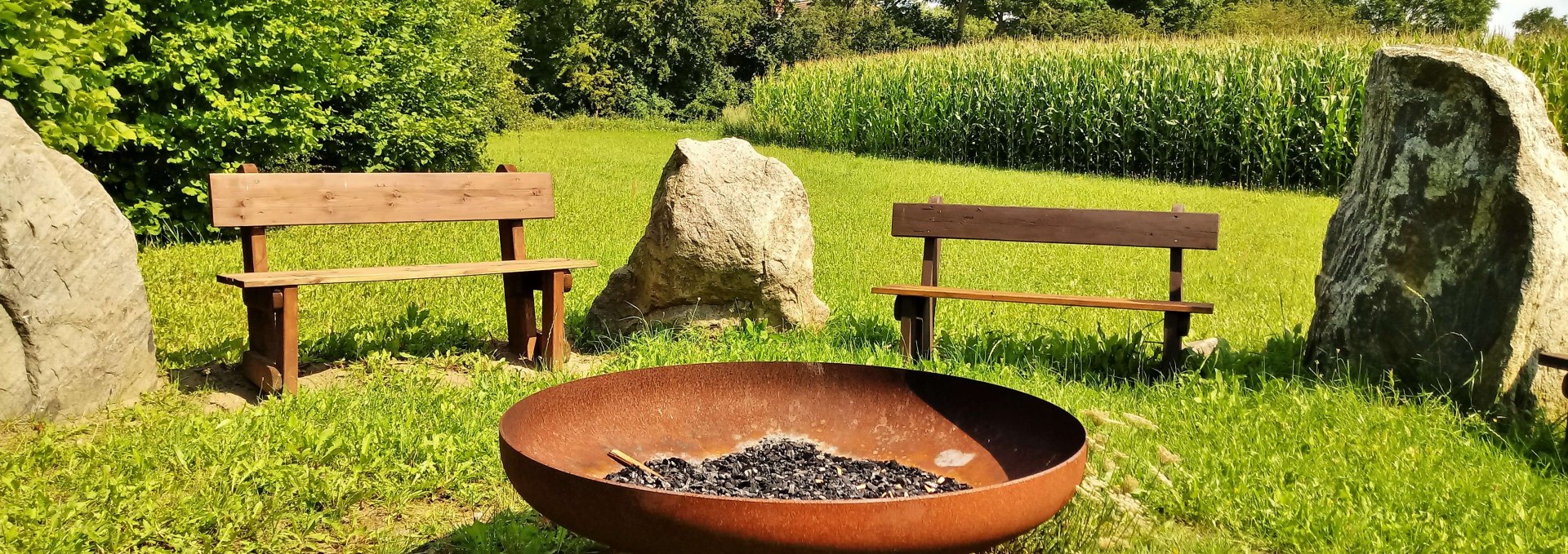 Die Feuerstelle im Findlingsgarten lädt zum Verweilen ein. Hier können Sie ein kleines Feuerchen machen, Würste grillen, oder auch einfach nur gemütlich beisammen sitzen., © Wolfgang Mamat