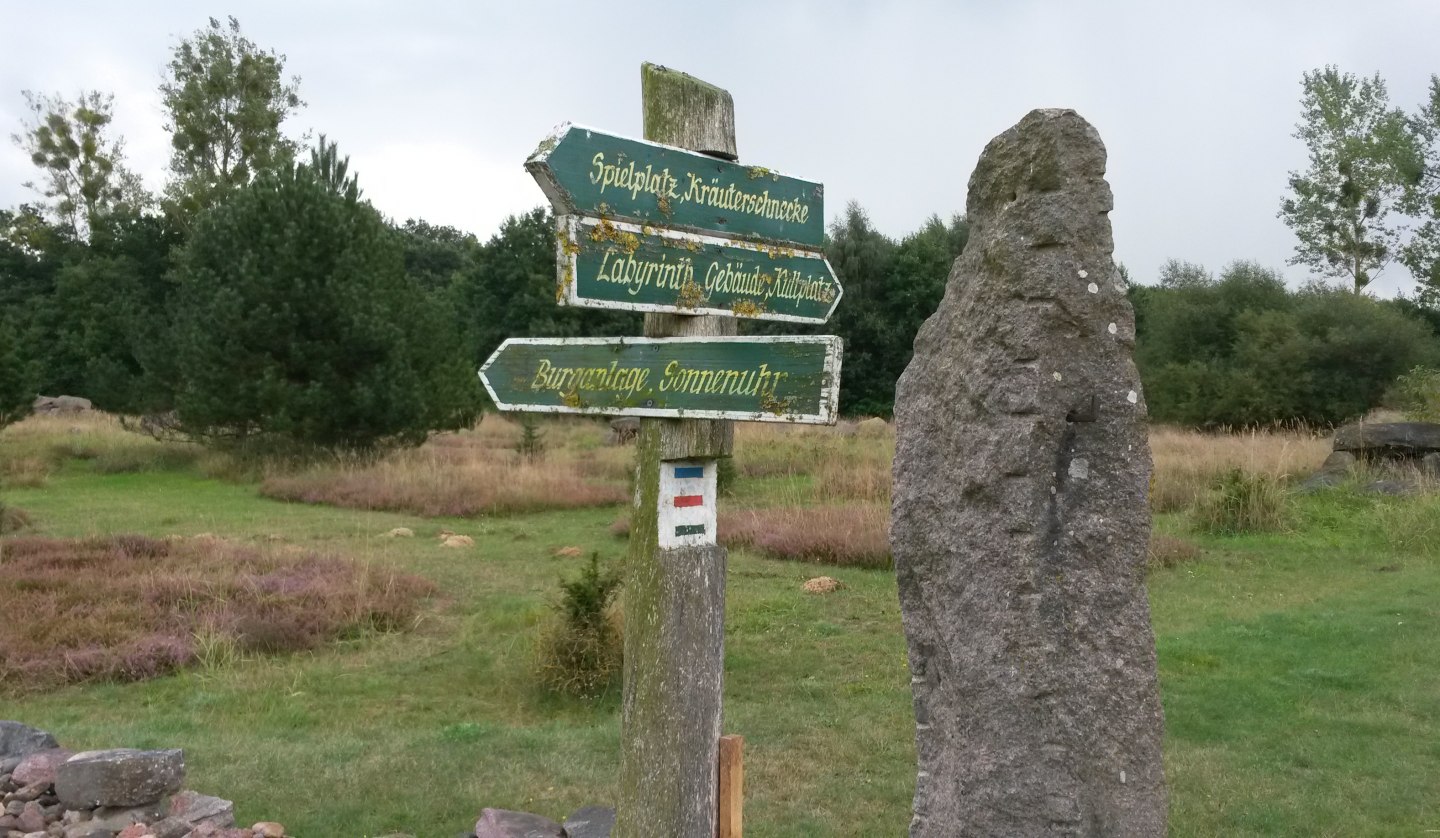 Im Findlingsgarten gibt es auch eine Haltestelle der Schmalspurbahn, © Angelika Michaelis