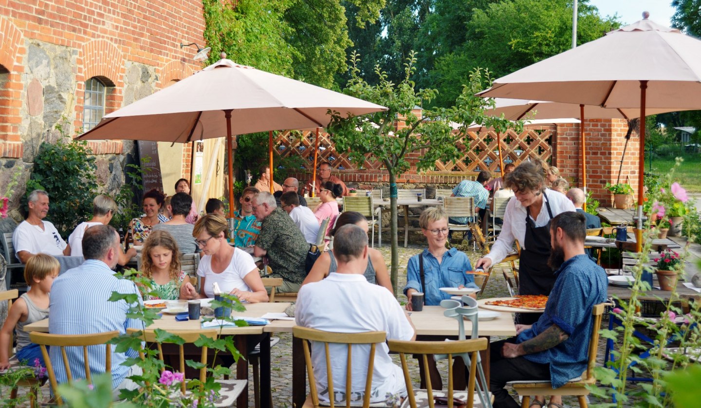 Pizza Landvergnügen auf der Terrasse der Weinschänke Kraatz, © Florian Profitlich