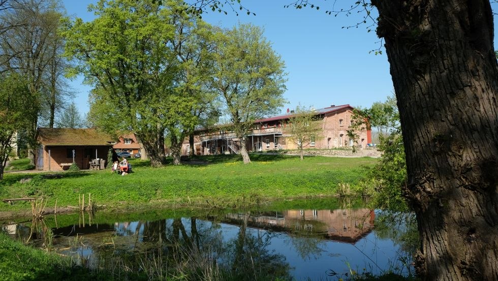 Den Park vor unseren Ferienwohnungen auf dem Hof Medewege genießen, © Hof Medewege/ Hof Ferien Medewege UG