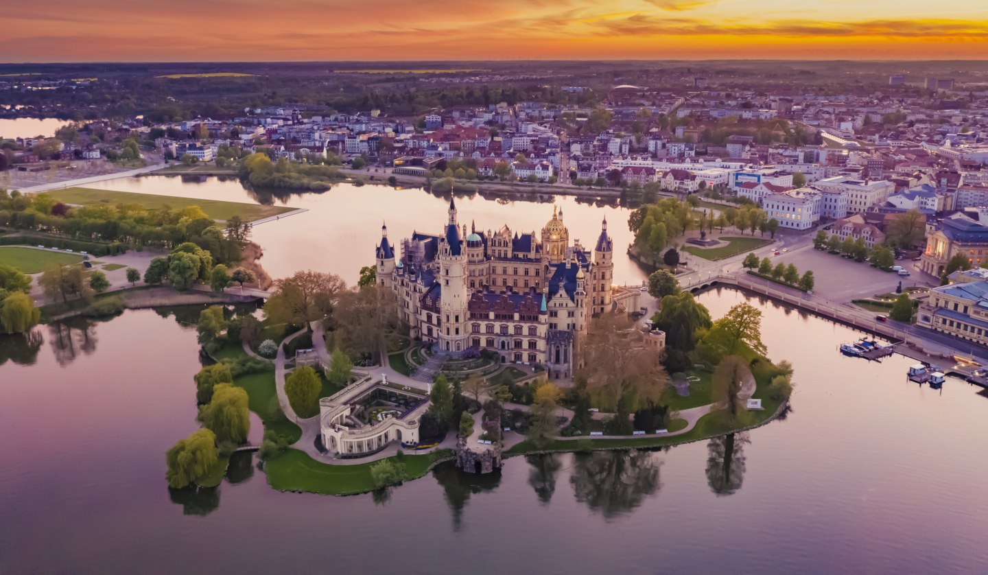 Traumhafte Lage: Schloss Scherin auf einer kleinen Insel im Schweriner See, © SSGK MV / Timm Allrich