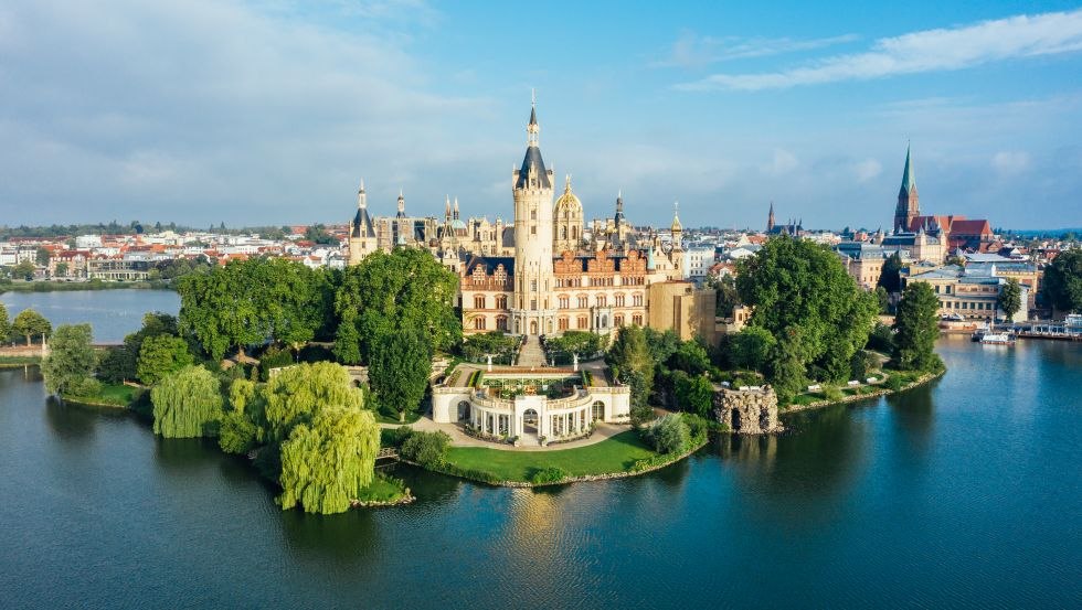 Das Schweriner Schloss tront als Wahrzeichen über die Landeshauptstadt Schwerin, © TMV/Gänsicke