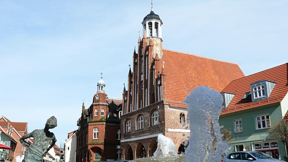 Grimmener Rathaus im Sommer, © Ingo Belka