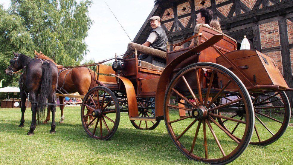 Mit der Kutsche auf zur Zeitreise im Freilichtmuseum Klockenhagen, © Freilichtmuseum Klockenhagen