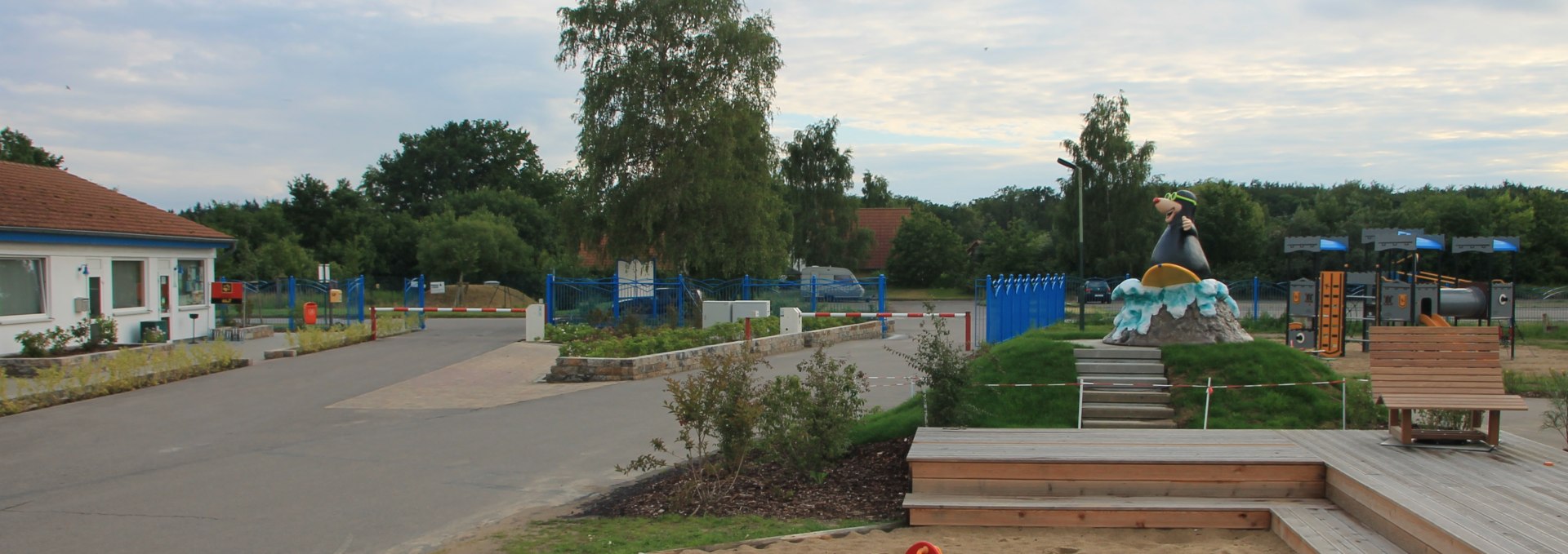 Eingangsbereich mit Maskottchen Lossi und Spielplatz, © Ferien- und Freizeitpark/Jastrow