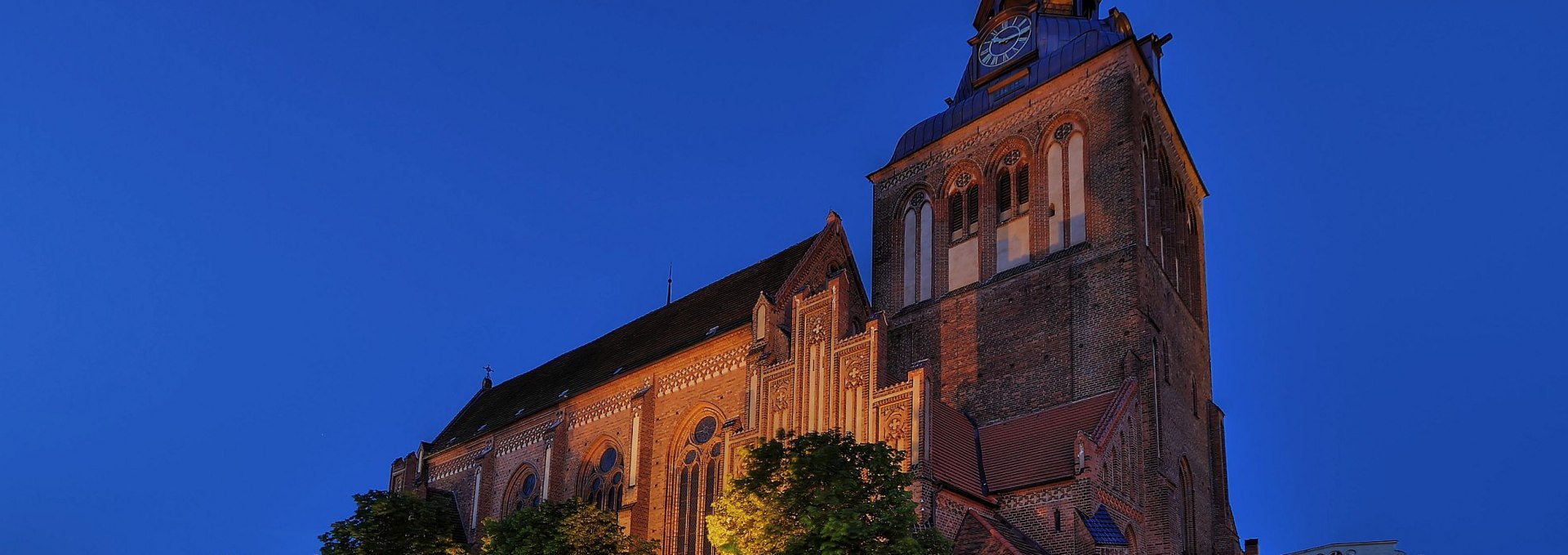 Außenansicht Pfarrkirche St. Marien bei Nacht, © Helga Möbius